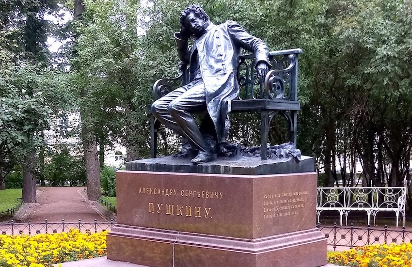 Пушкин в Лицейском саду